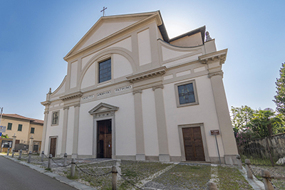 Fotografia della facciata esterna della Chiesa di Sant'Ambrogio a Morazzone